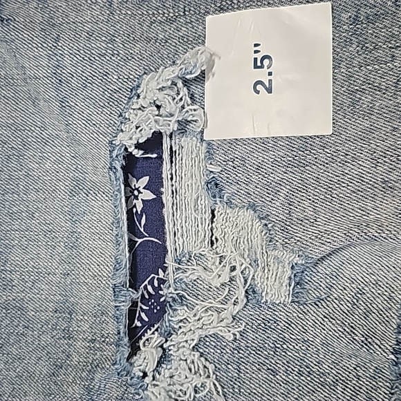 NWT Old Navy High Rise 2.5" Inseam Jean Shorts size 8 - Picture 3 of 9